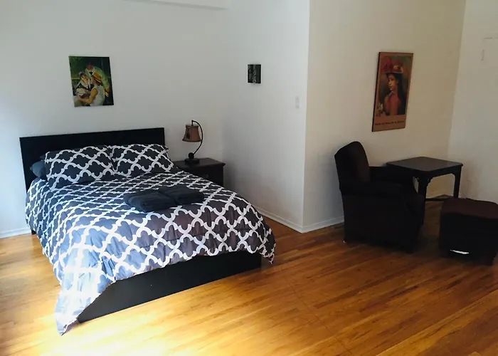 Stylish Montreal Apartment: Comfortable Stay In The Golden Square Mile