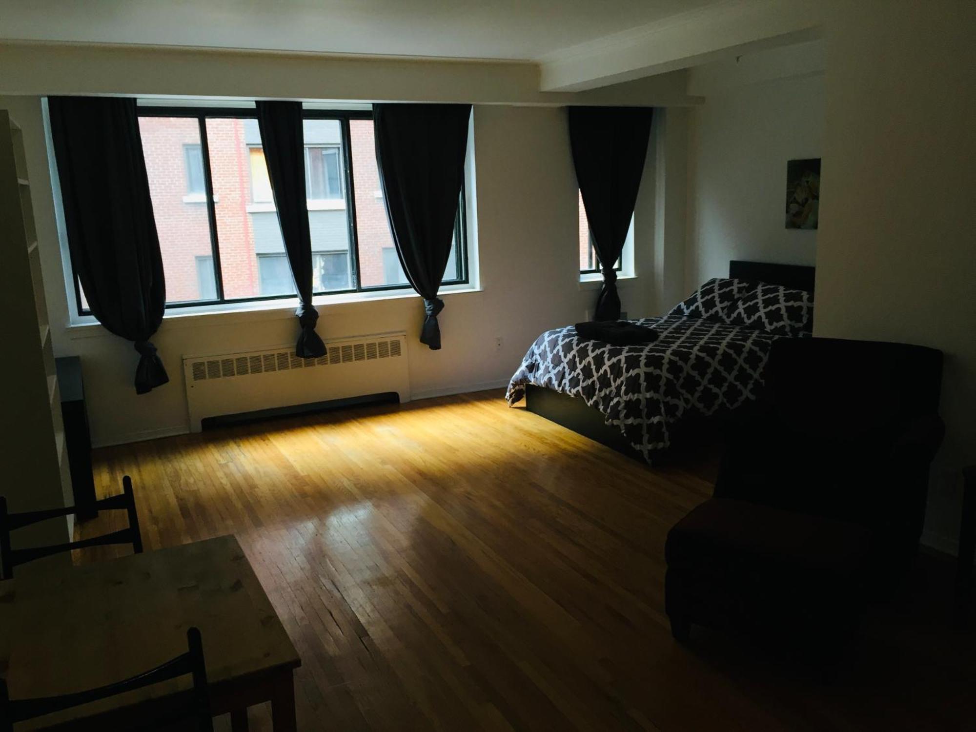 Stylish Apartment: Comfortable In The Golden Square Mile * Montreal