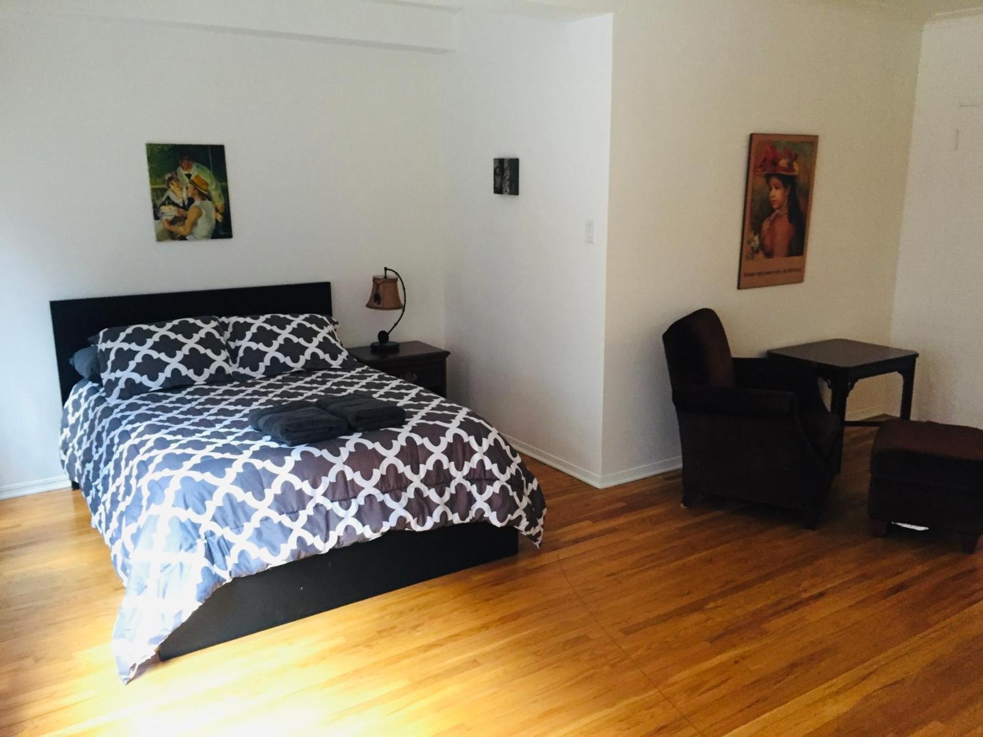 Apartment Stylish Apartment: Comfortable In The Golden Square Mile