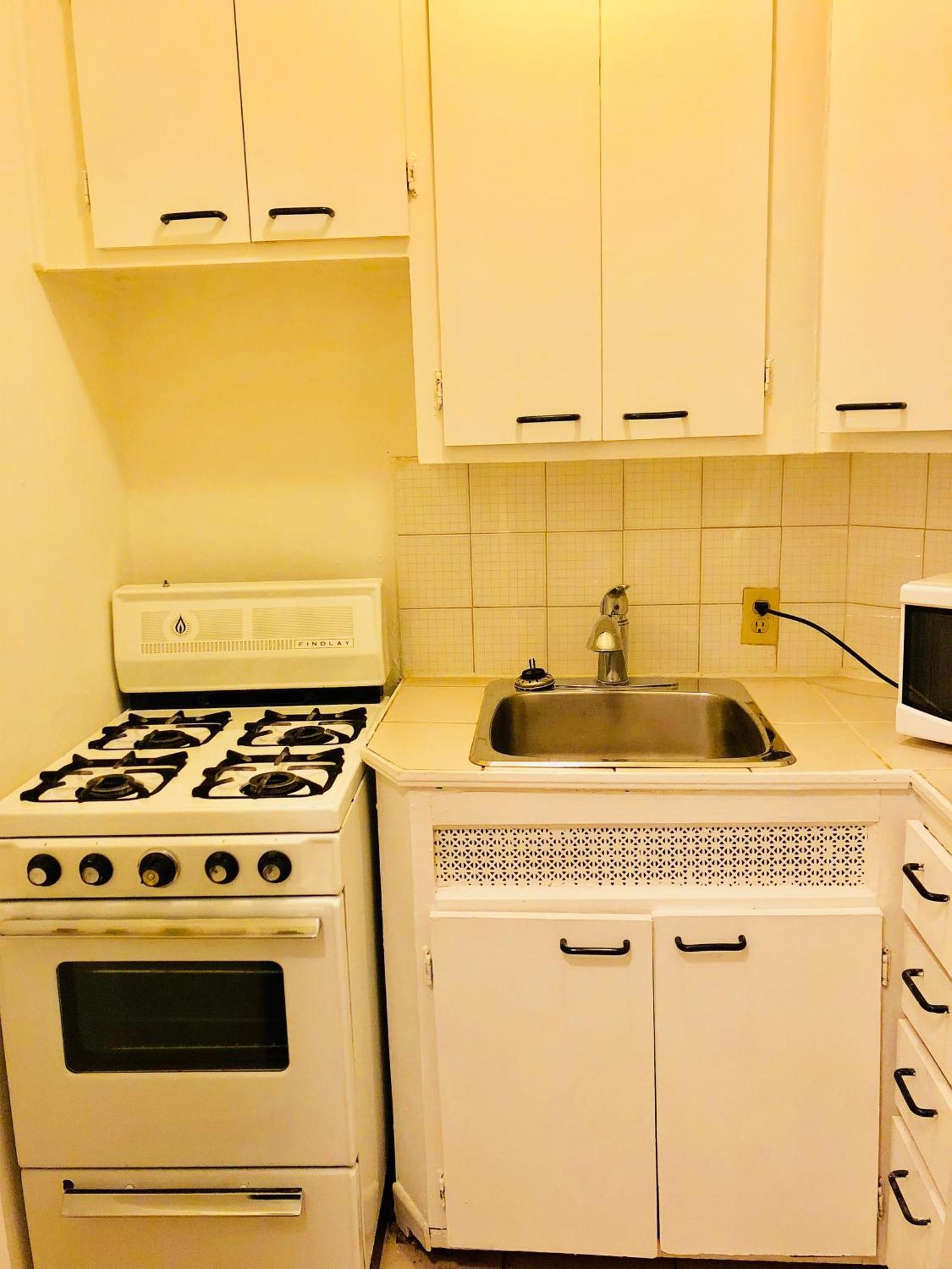Stylish Apartment: Comfortable In The Golden Square Mile